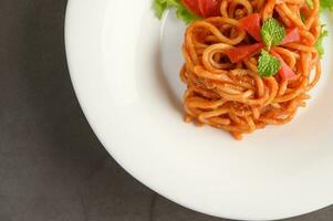 foto massa espaguete com tomate molho
