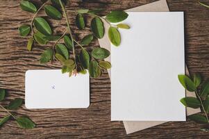 em branco peça do papel com a envelope em de madeira fundo foto