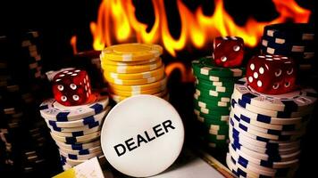 jogos de azar pôquer cartões dinheiro salgadinhos e vermelho corta em fogo foto