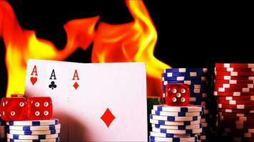 jogos de azar pôquer cartões dinheiro salgadinhos e vermelho corta em fogo foto