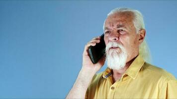 a branco cabelos velho homem fala em a celular foto