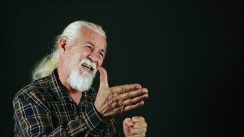 a velho homem é nervoso sobre alguma coisa ele é assistindo foto