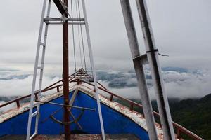 Visão do a terra acima a nuvens Vila acima a nuvens lolai colinas Vila e tradicional Vila coberto de nuvens dentro a manhã antes nascer do sol foto