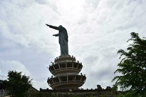 Indonésia Toraja Jesus Cristo estátua. localizado em a montanha com lindo Visualizações foto
