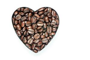 fechar tiro do assado café feijões em coração forma. foto