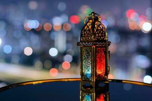 lanterna com céu noturno e cidade bokeh luz de fundo para a festa muçulmana do mês sagrado do ramadã kareem. foto