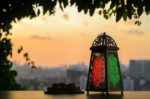 lanterna e datas fruta com crepúsculo céu e cidade fundo para a muçulmano festa do a piedosos mês do Ramadã kareem. foto