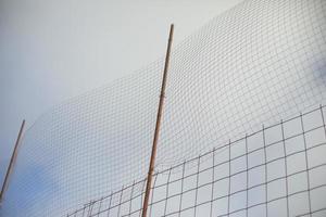 Alto cerca. aço malha dentro estádio. cerca a partir de bola. foto