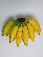 maduro bananas estão amarelo em uma branco fundo foto