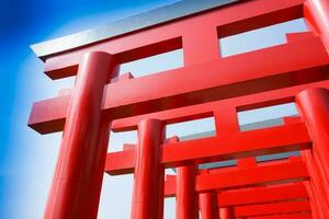 japonês vermelho de madeira postes com azul céu e cloud.walkway com vermelho de madeira postes japonês estilo foto