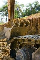 costas enxada em pé dentro mineração foto