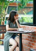 mulher sentada em um terraço de café foto