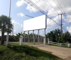 Painel publicitário em branco para ao ar livre publicidade poster às azul céu. foto