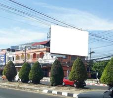 Painel publicitário em branco para ao ar livre publicidade poster às azul céu. foto