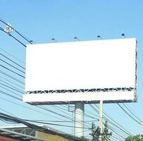 Painel publicitário em branco para ao ar livre publicidade poster às azul céu. foto