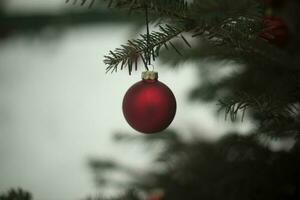 vermelho bola em verde Natal árvore. decoração para Natal. Natal árvore detalhes. foto
