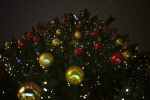 brinquedos em Natal árvore. bolas em árvore. Natal decoração. foto