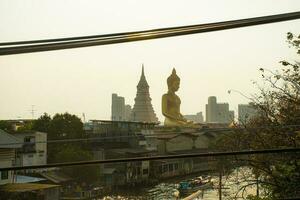 paisagem do grande buda na cidade grande estátua de buda em bangkok wat pak nam phasi charoen tailândia foto