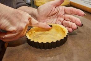 processo do fazer a base para volta creme torta com chocolate e morangos. francês receita foto