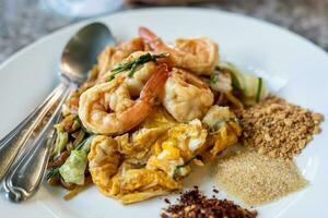 casa fez almofada tailandês com camarão e legumes em mesa foto