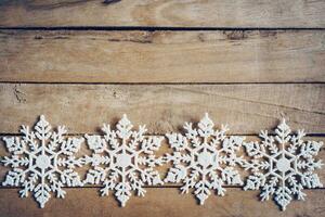 de madeira Castanho Natal fundo com flocos de neve e Natal decoração. foto