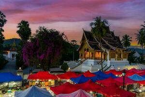 a noite lembrança mercado dentro luang prabang, Laos. foto