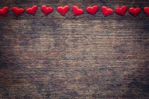 vermelho coração em madeira fundo com espaço para namorados dia. foto