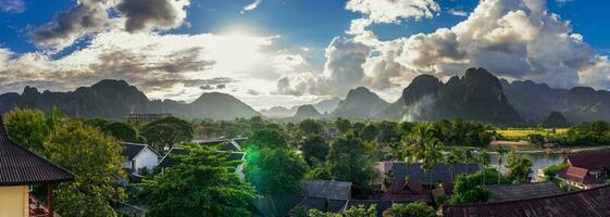 paisagem Visão panorama dentro vang vieng às Laos. foto