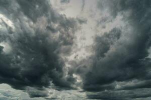 dramático trovão tempestade nuvens às Sombrio céu foto