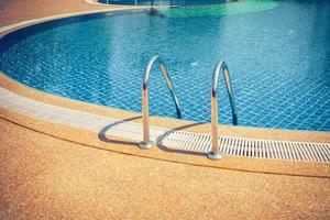 piscina com escada no centro esportivo foto