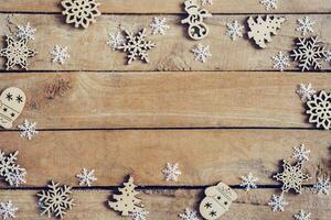 de madeira Castanho Natal fundo com flocos de neve e Natal decoração. foto