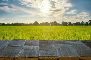 madeira mesa para produtos montagem e exibição com arroz campo luz solar, foto