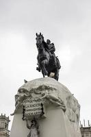 estátua equestre geral jose de san martin em lima, peru foto