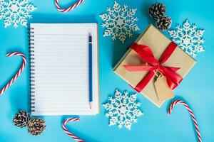 topo Visão Castanho presente caixa, caderno e Natal decoração para Novo ano em azul pastel cor. foto