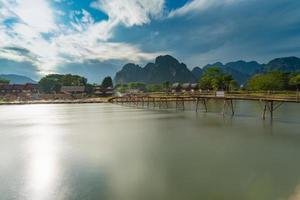 grandes exposição madeira ponte em não música rio dentro vang vieng, Laos. foto