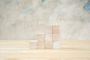 de madeira brinquedo cubos em de madeira mesa ang cinzento fundo foto