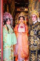 retrato do masculino e fêmea ópera artistas às a Entrada para uma sagrado santuário ou têmpora, Rezar para bênçãos em a ocasião do a anual chinês Novo ano. foto