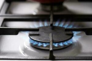 ignição do a gás queimador em a fogão dentro a cozinha. usar do natural recursos, economia, cozinhando em fogo. fechar-se foto