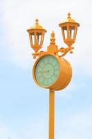 a Antiguidade mas clássico vintage relógio luminária exibido dentro uma ponto de referência este serve Como uma turista atração para turistas para levar fotos Como uma lembrança do seus jornada.
