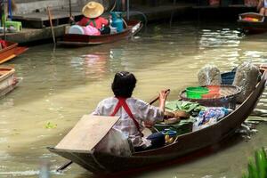 barcos vendendo vários frutas e Comida às a flutuando mercado estão popular turista atrações com tradicional Vila vida-10-8-2014-damnoen Saduak Ratchaburi foto