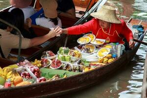 barcos este vender vários frutas estão popular turista destinos este europeus e chinês gostar para viagem com a tradicional caminho do vida do a aldeões. -10 - 8 - 2014 - maldição Saduak Ratchaburi foto