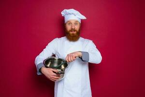 perguntou-se chefe de cozinha com barba e vermelho avental é pronto para cozinhar foto