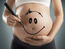sorrir face em grávida barriga foto