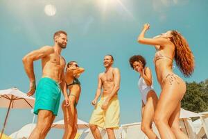 grupo do amigos dentro roupa de banho dança música dentro uma natação piscina foto