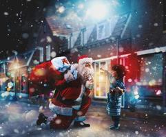 santa claus é dando uma presente para Natal para uma pequeno Garoto foto