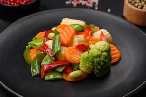 delicioso suculento brócolis vegetais, cenouras, espargos feijões e Sino pimentas foto