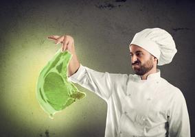 chefe de cozinha com radioativo e contaminado carne bife. conceito do poluição, pouco saudável e nocividade foto