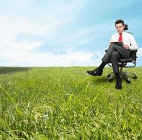 homem de negocios desfrutando uma relaxante dia foto