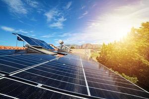 renovável energia sistema com solar painel para eletricidade e quente água foto