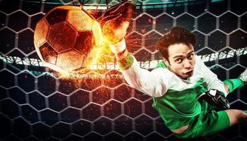 fechar acima do uma futebol cena às noite Combine com uma goleiro tentando para pegar uma fogosa bola foto